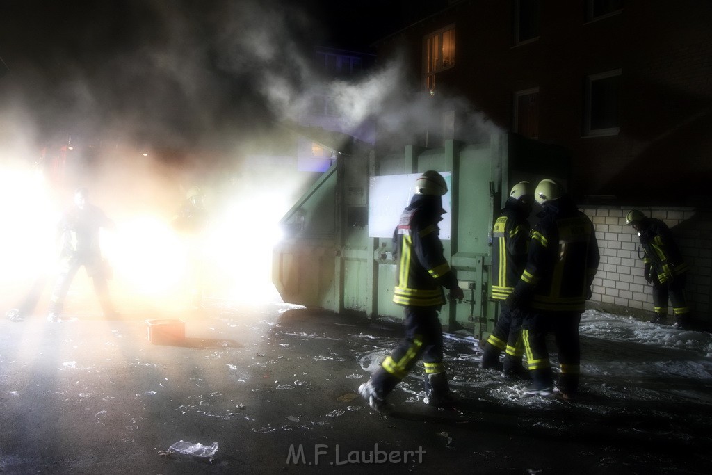 Feuer Papp Presscontainer Koeln Hoehenberg Bochumerstr P180.JPG - Miklos Laubert